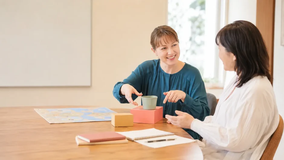 英会話教室でカップと箱を使って前置詞を練習する大人女性初心者