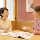 英会話教室の入会後初回レッスンで外国人講師と話す大人初心者女性