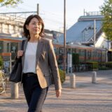 東小金井駅から中央線で新宿の英会話教室へ通う大人女性