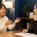 英会話レッスンで講師に聞いてもらいながら自分から話す大人女性