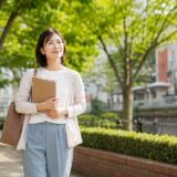 北区の緑と街並みの中で英会話教室を検討する大人女性
