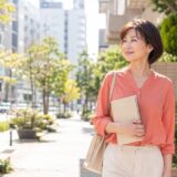 中野区の街並みを歩く英会話学習中の大人女性
