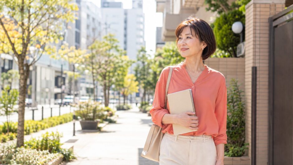 中野区の街並みを歩く英会話学習中の大人女性