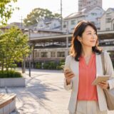 練馬区の駅から英会話教室へ通う大人女性のイメージ