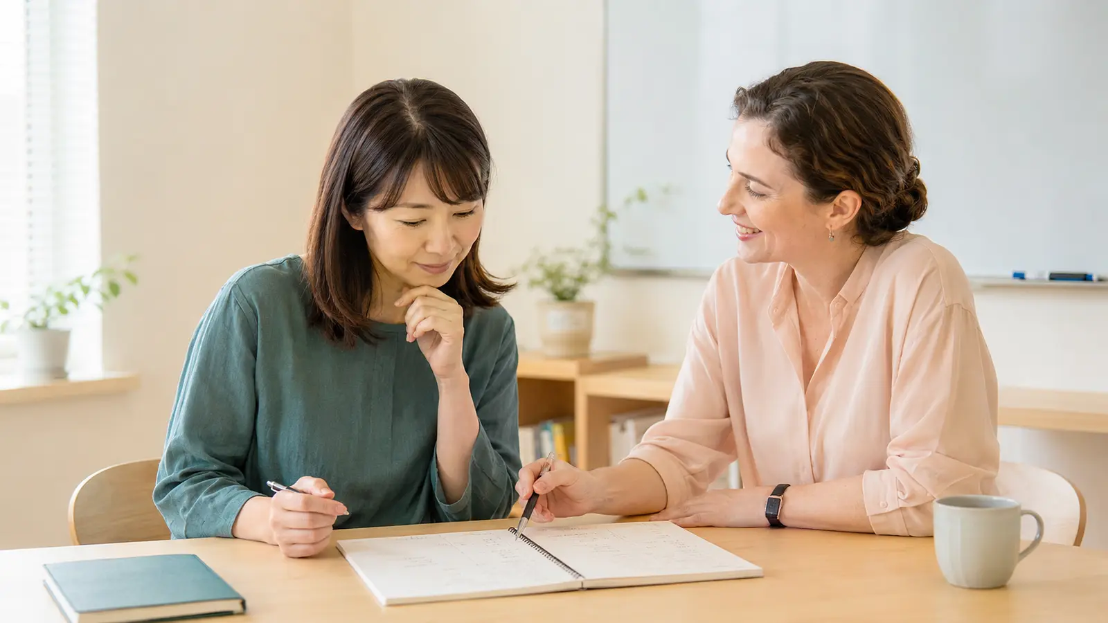 誰かを許した出来事をメモに整理して英会話講師と練習する大人の女性