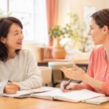 英会話を学ぶ大人初心者の女性と外国人講師