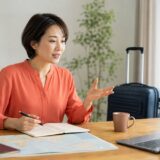 海外赴任前に仕事と生活の英会話をオンラインで練習する日本人女性