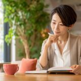 仕事と両立できる英会話教室を検討する社会人女性