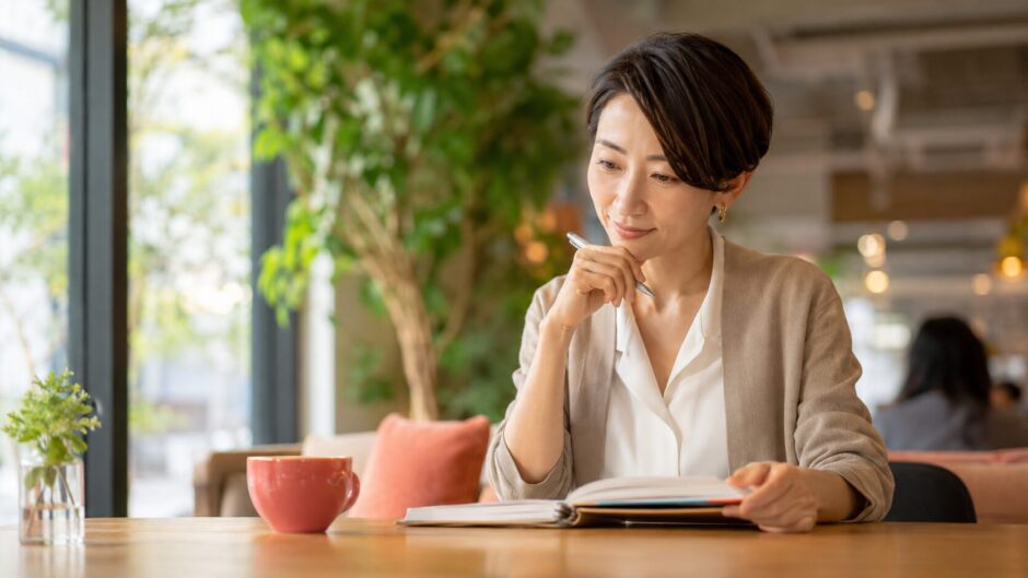 仕事と両立できる英会話教室を検討する社会人女性
